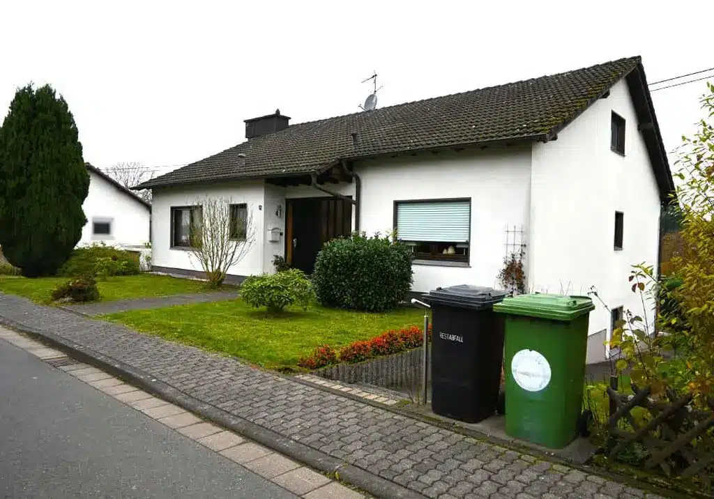 Oppenhome-Immobilien - Charmantes Dreifamilienhaus im Grünen mit zentraler Lage - Vorderansicht