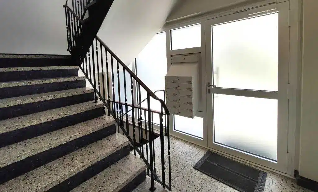 Oppenhome Immobilien - Zwei Wohnungen, ein Preis (Flur)