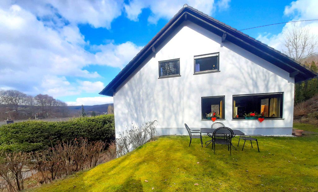 Oppenhome Immobilien - Traumhaftes modern geschnittenes Anwesen am Waldrand Seitenansicht