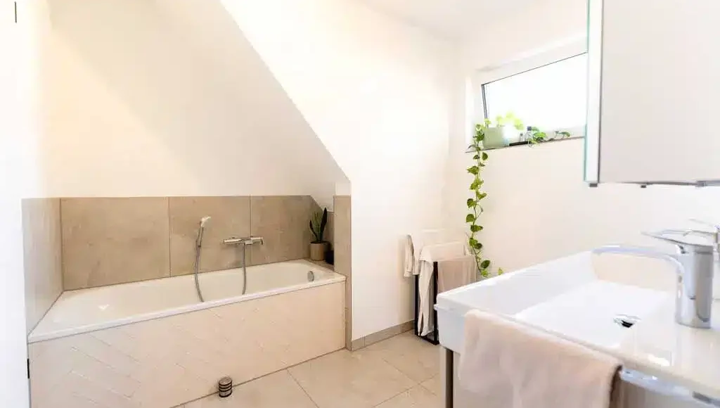 Oppenhome Immobilien - Modernes Einfamilienhaus aus 2022 (Bad)