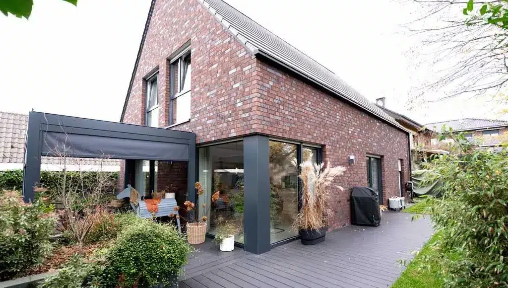 Oppenhome Immobilien - Modernes Einfamilienhaus aus 2022 (Gartenansicht)