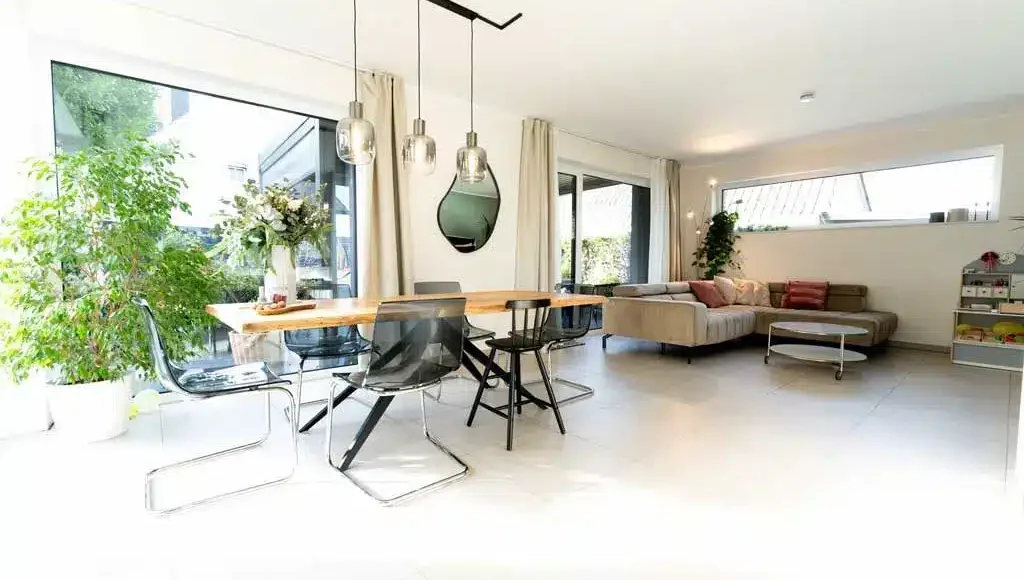 Oppenhome Immobilien - Modernes Einfamilienhaus aus 2022 (Wohn- und Essbereich)