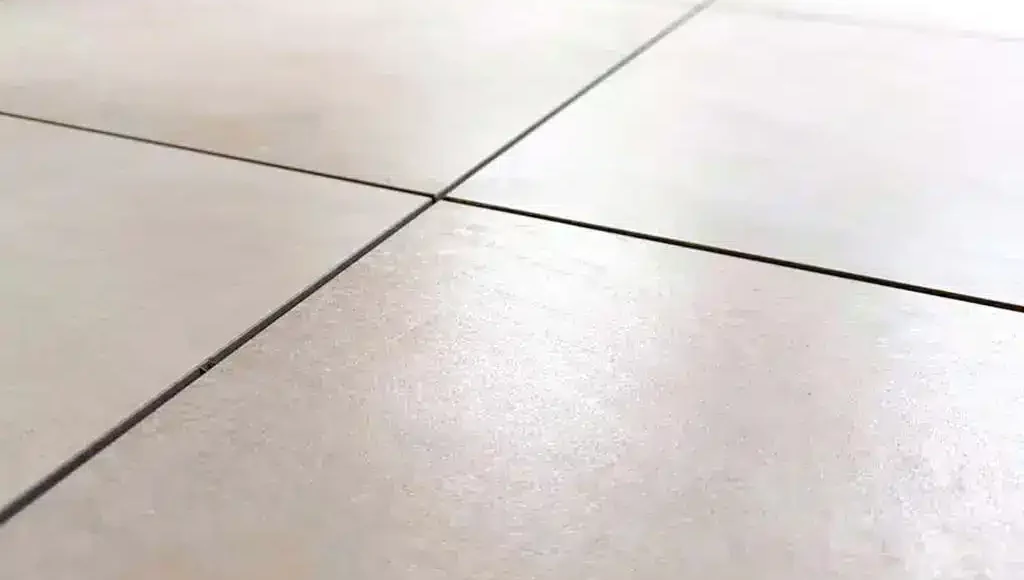 Oppenhome Immobilien - Reiheneckhaus mit großzügigem Garten und hoher Energieeffizienz - Fliesen