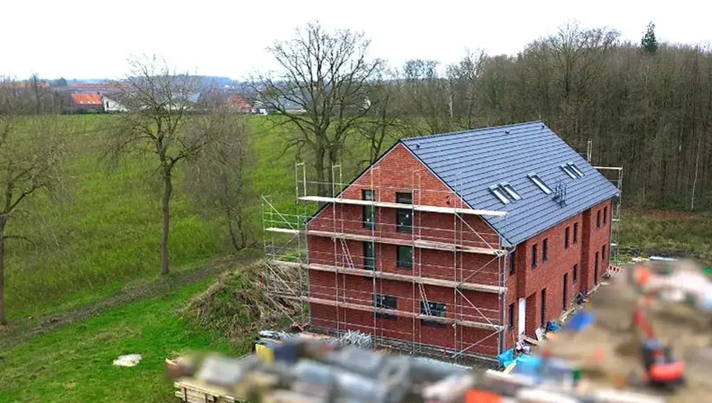 Oppenhome Immobilien - Reiheneckhaus mit großzügigem Garten und hoher Energieeffizienz - Seitenansicht