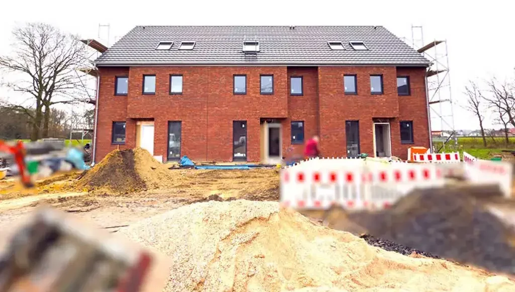 Oppenhome Immobilien - Familienfreundliches Reiheneckhaus mit großem Garten und hoher Energieeffizienz - Vorderansicht