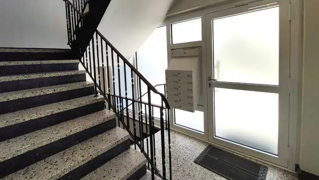 Oppenhome Immobilien - Zwei Wohnungen, ein Preis (Flur)